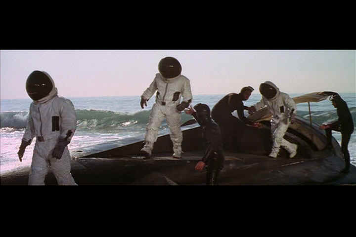 astronauts return4.jpg (23417 bytes)